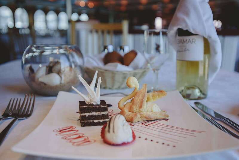 Cabo San Lucas: Sunset Premier Dinner & Show Cruise - A Three-Course Dinner in the Air-Conditioned Dining Room