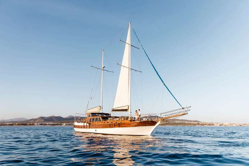 Cabo San Lucas: Sunset Yacht Cruise w/Chef Dinner & Open Bar - Drinks, charcuterie, and the first hour
