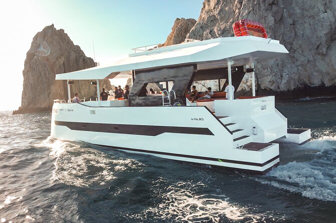 Catamaran - Luxury Private Tour - A private catamaran with Cabo’s best-known view