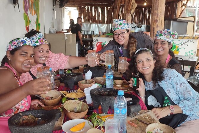 Cooking classes + margaritas and mezcal tasting - Cooking Mexican food in a small San José del Cabo kitchen