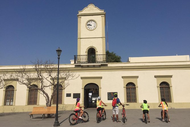 Following the bike lane, discover the main attractions of San José del Cabo - Playa Hotelera and the Sea of Cortés