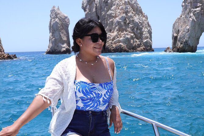 Group tour of the Cabo San Lucas Arch - A small group with a boat captain and host