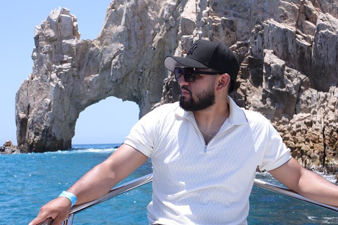Group tour of the Cabo San Lucas Arch - The beach-name explanation adds useful context