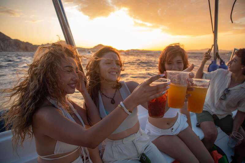 Los Cabos: Sunset Boat Tour to the Arch and Sea Lions - Key points at a glance