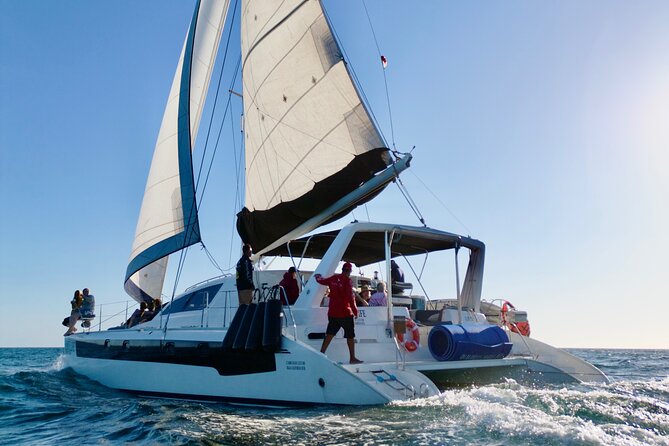 Luxury Sailing catamaran charter in Cabo San Lucas all inclusive - An open bar with standard spirits included