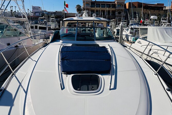 Luxury Yacht Tour in Los Cabos 45FT SeaRay Sundancer - The Pacific side and the sunset option