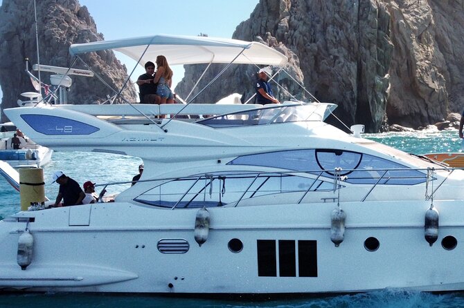 Yacht Azimut for rent in Cabo San Lucas - Swimming and jumping at Pelican Rock