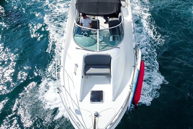 Yacht Carver - Luxury Private Yacht Tour - El Arco and the sea lions